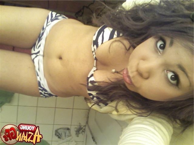 15P Asian girlfriends posing for phone pics