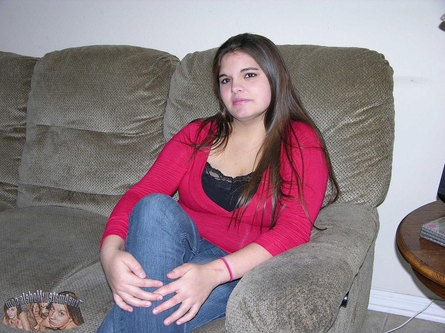 14P Sexy bbw teen modeling nude and spreading chubby ass