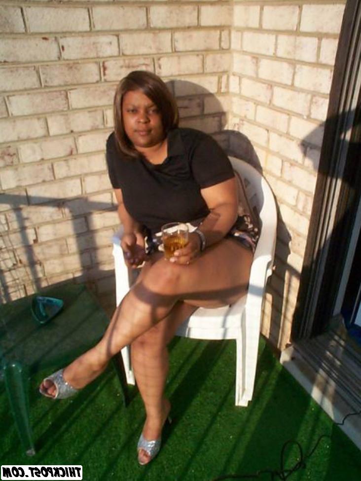 16P Thick ass busty black girl posing