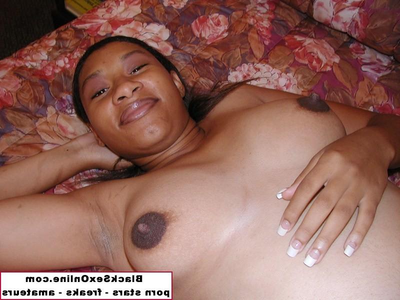 23P Pregnant black girl about to pop does a xxx photo shoot