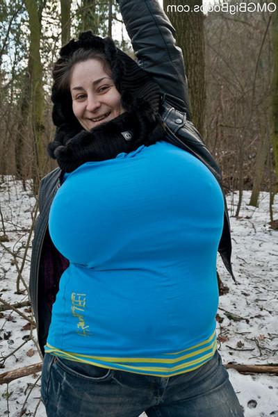 15P Busty mature babe pulls humongous tits out in the cold
