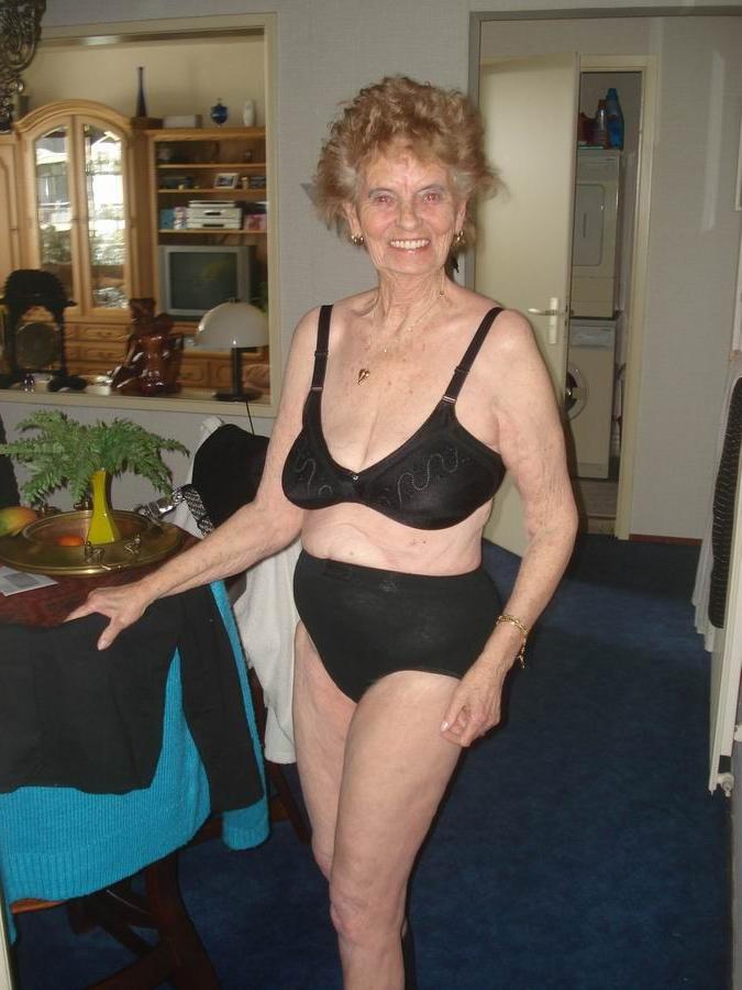 20P very old amateur granny poser at home