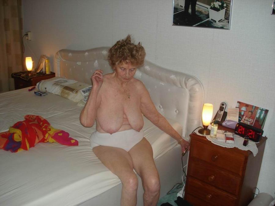 20P very old amateur granny poser at home