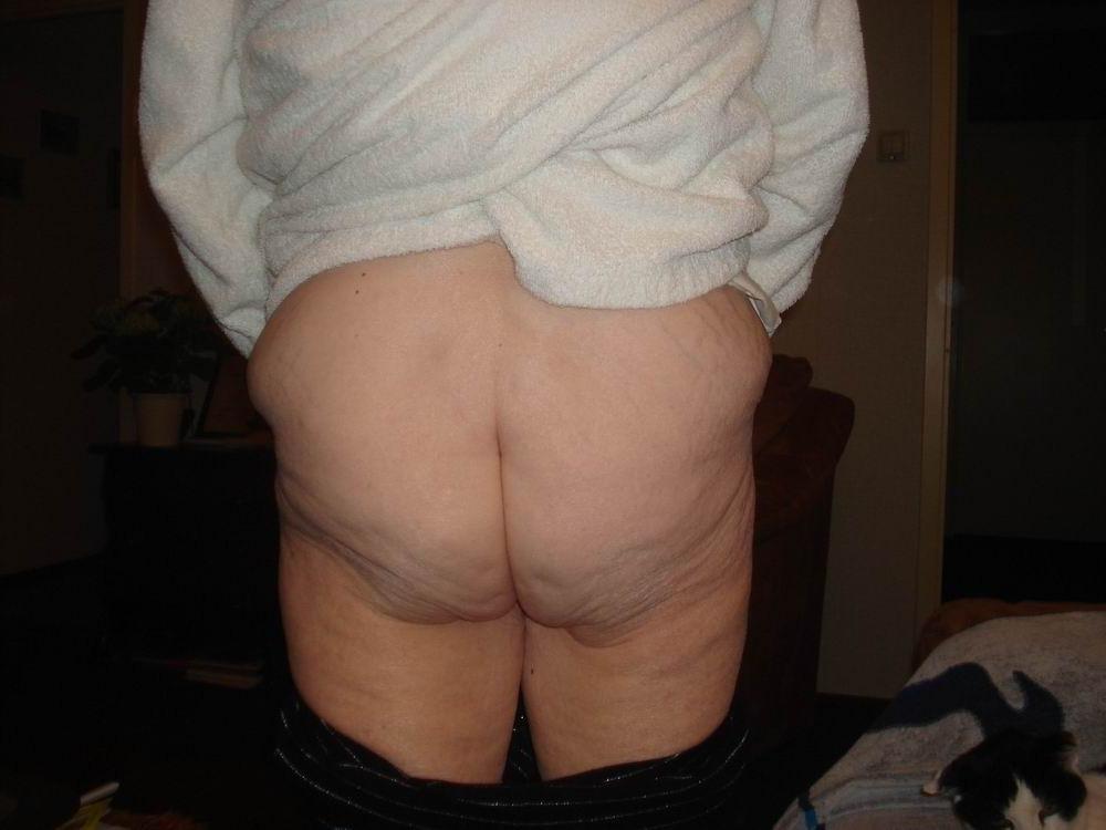 20P very old amateur granny poser at home