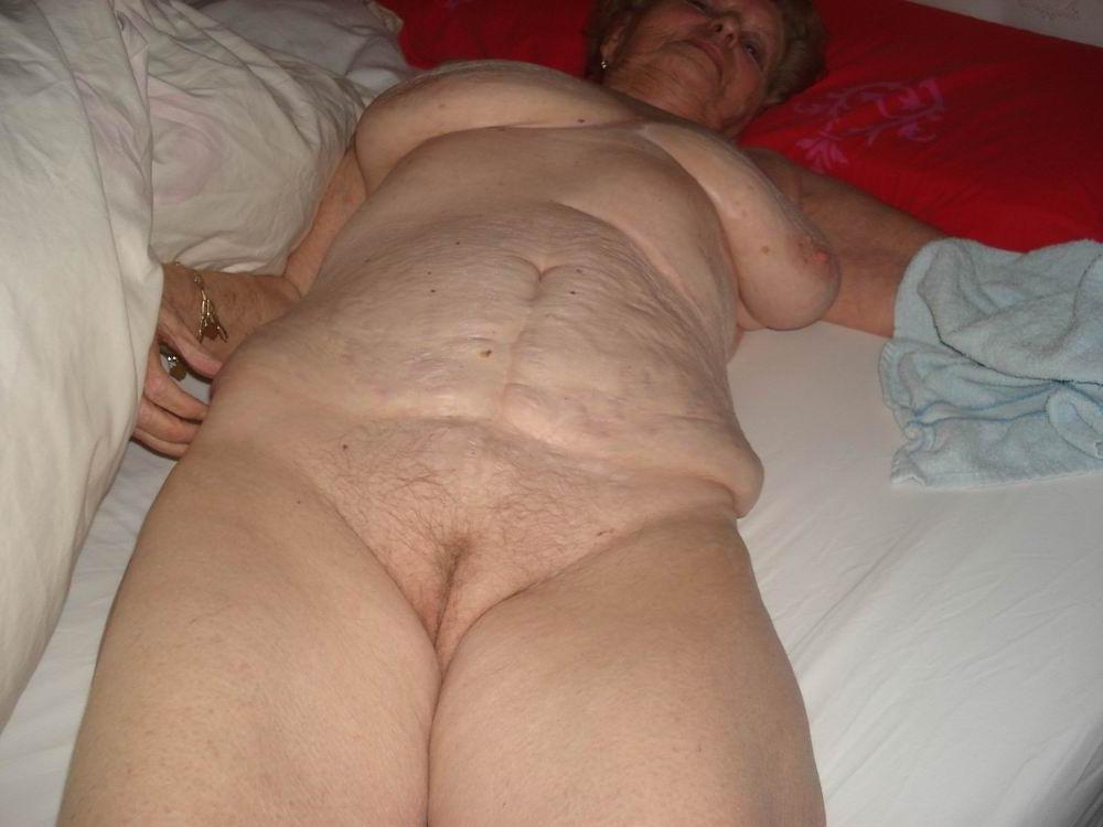 20P very old amateur granny poser at home