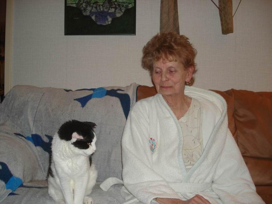 20P very old amateur granny poser at home