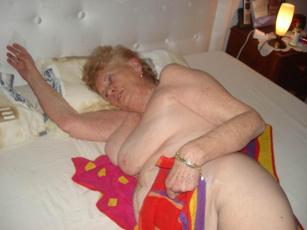 20P very old amateur granny poser at home