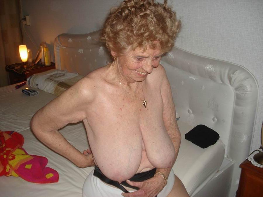 20P very old amateur granny poser at home