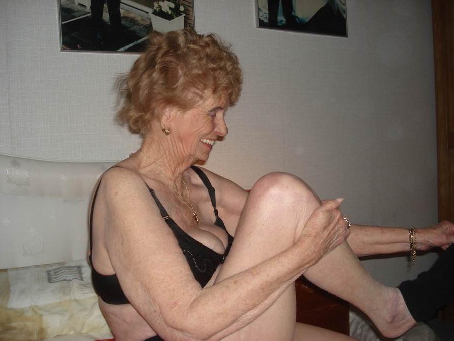 20P very old amateur granny poser at home
