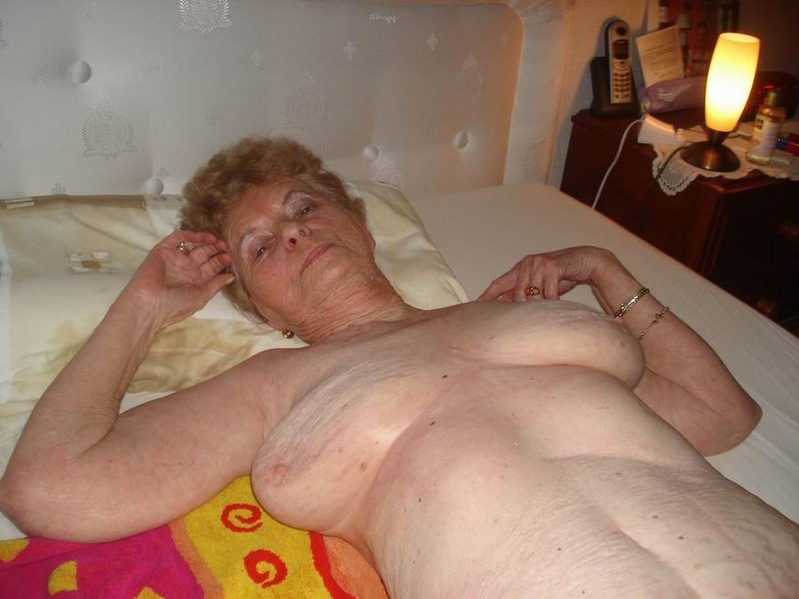 20P very old amateur granny poser at home