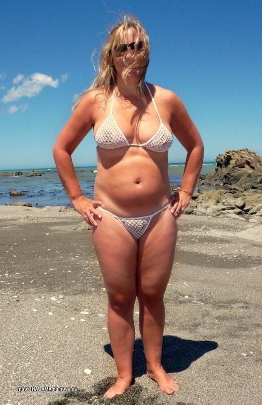 10P Blonde wild bbw posing naked at the beach