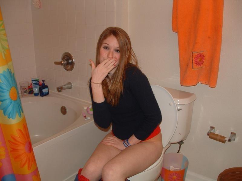 18P russian voyeur teens pissing on a public places