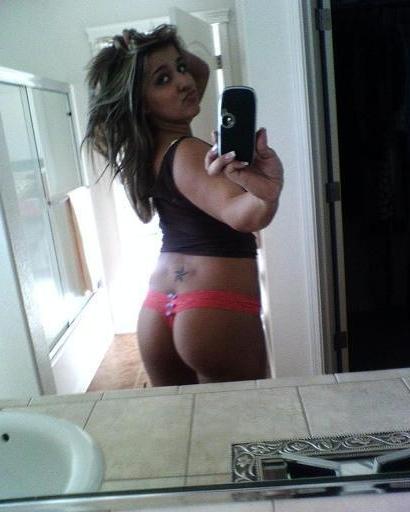 10P Lewd chick in incredible pose shot on home cam