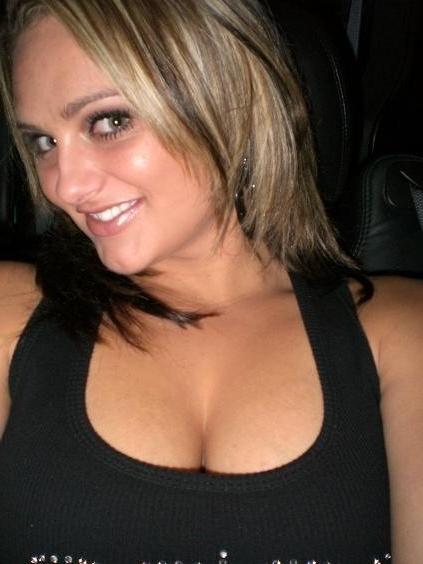 10P Lewd chick in incredible pose shot on home cam