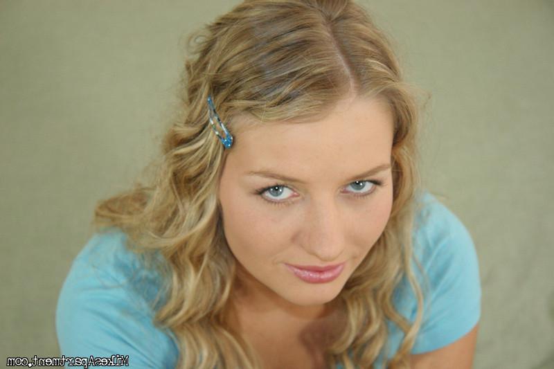 12P 12 pics and 1 movie of Nickole from Mikes Apartment