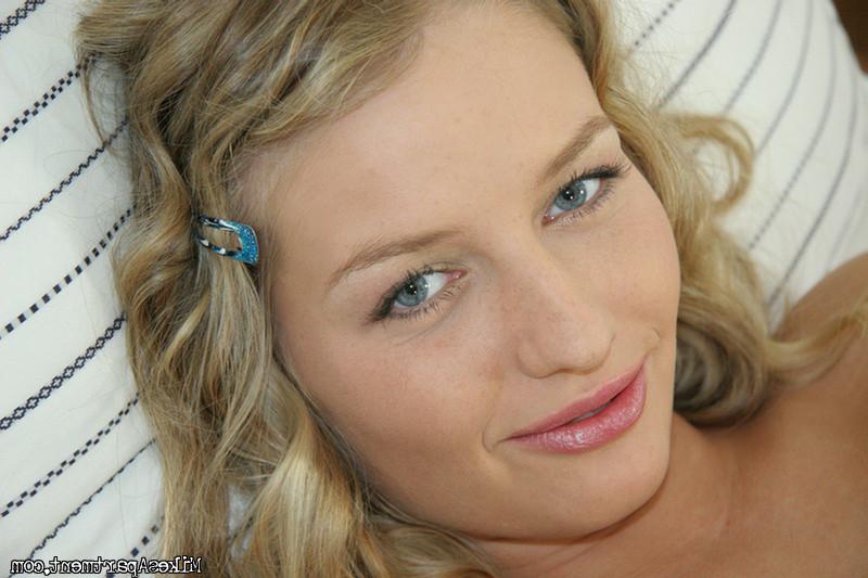 12P 12 pics and 1 movie of Nickole from Mikes Apartment