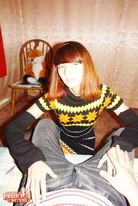 15P Sweet amateur teen deep riding on the bed