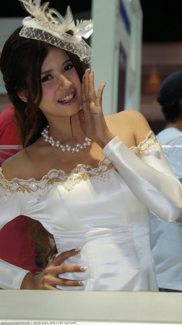 12P Sexy Thai Whores Love Sucking Tourists Cock For Money Asian Sluts