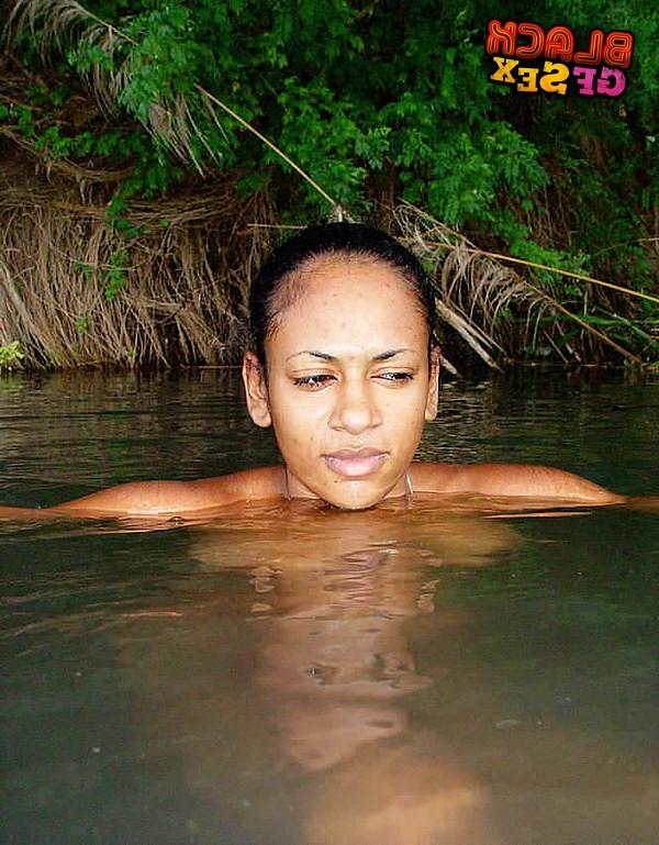 12P Black girlfriend self satisfying in the lake