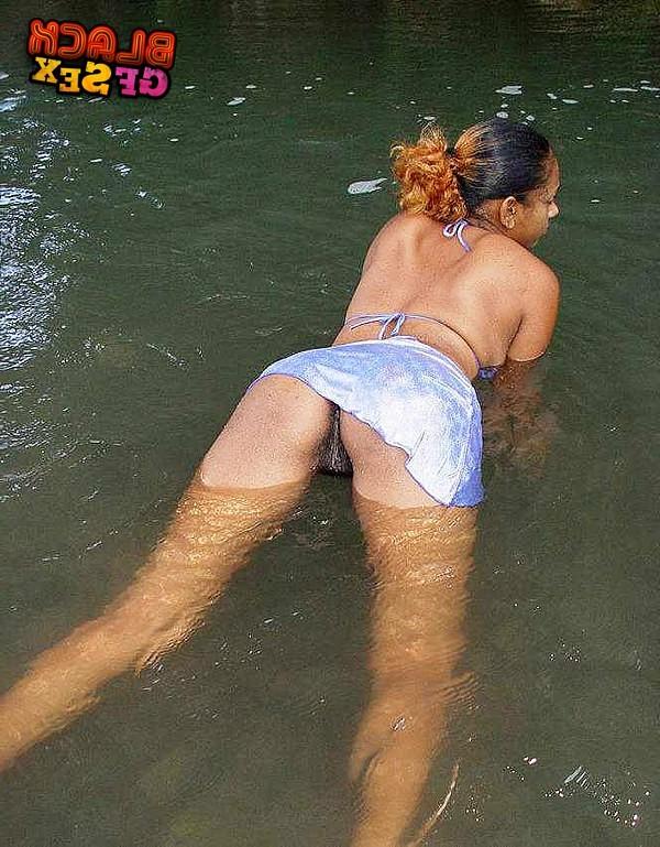 12P Black girlfriend self satisfying in the lake
