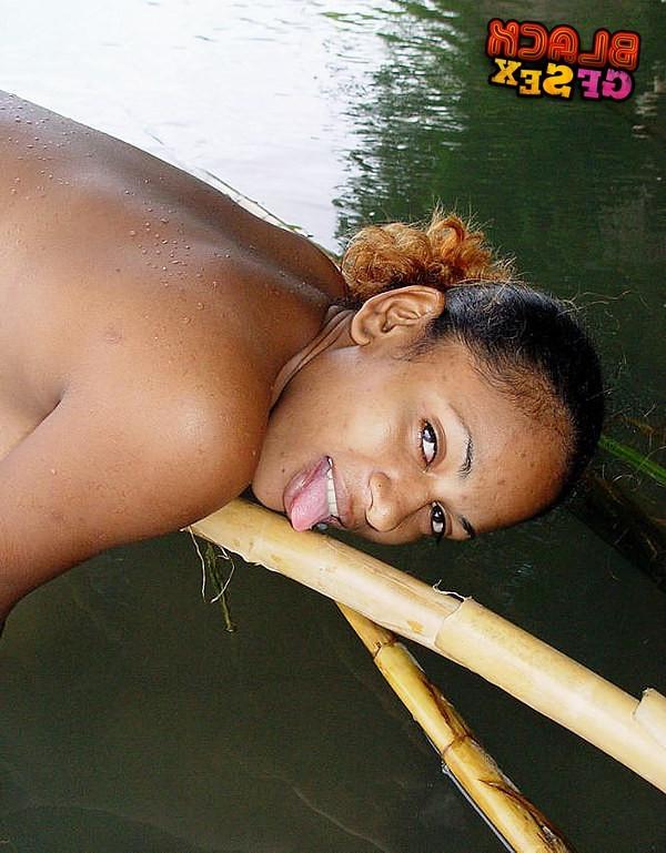 12P Black girlfriend self satisfying in the lake