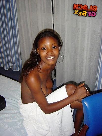 12P My cute girlfriend shaking the black tits