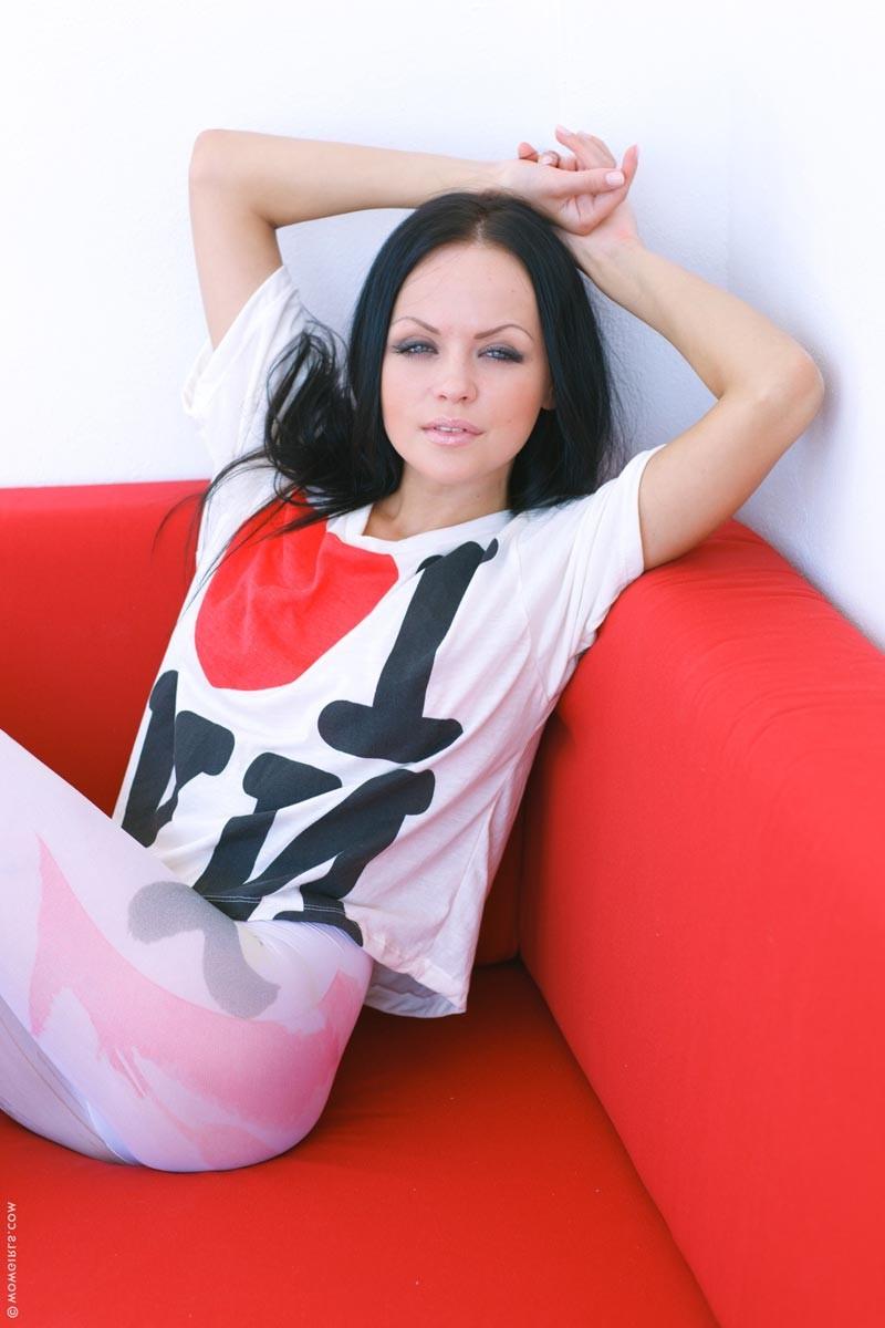 15P Hot naked brunette vixen exposed