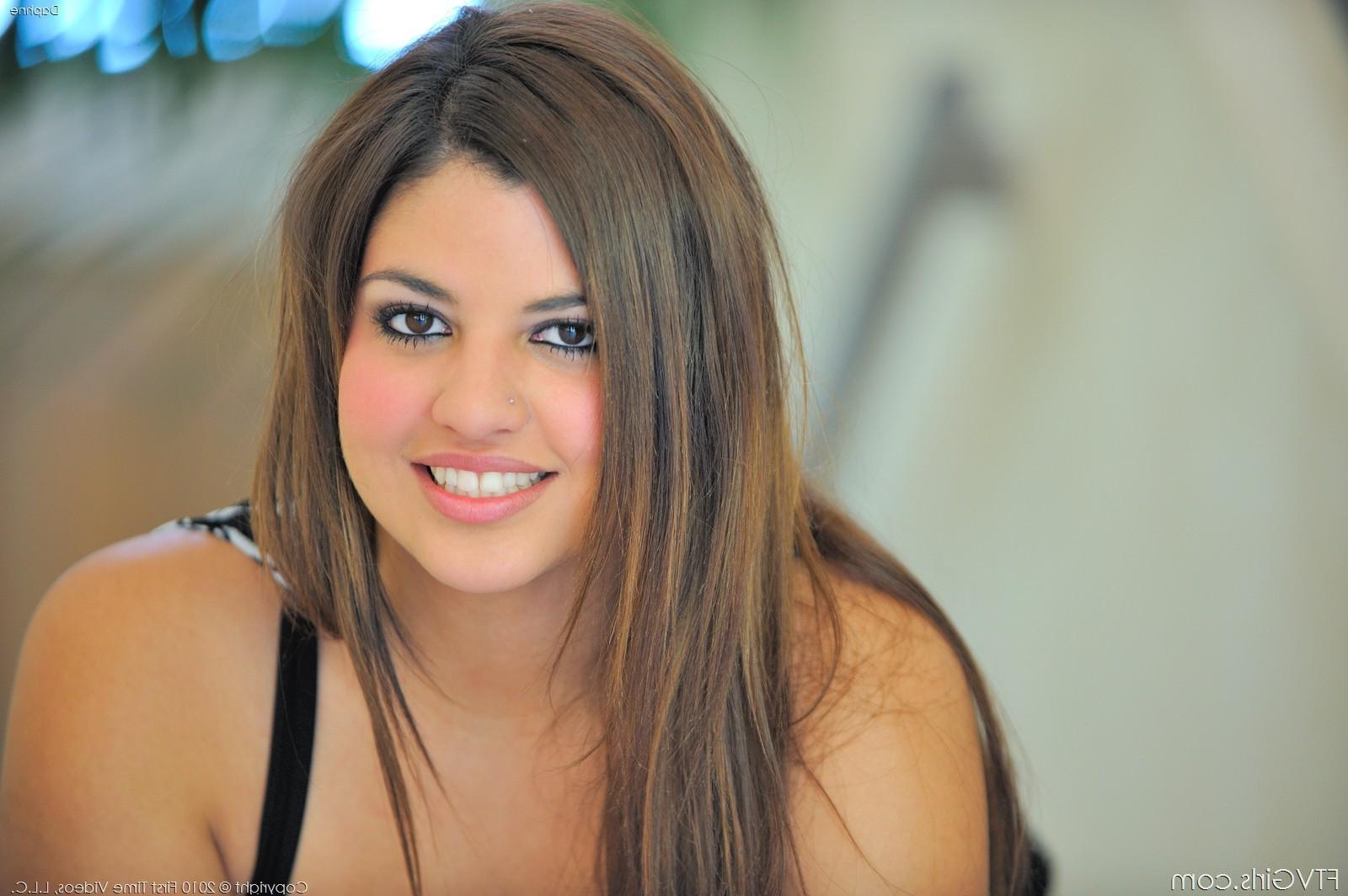 15P Awesome young babe shows tight virgin pussy