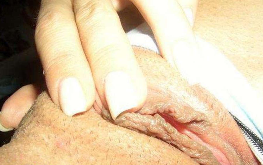 16P Pictures of a horny and wild babe fingering her pussy