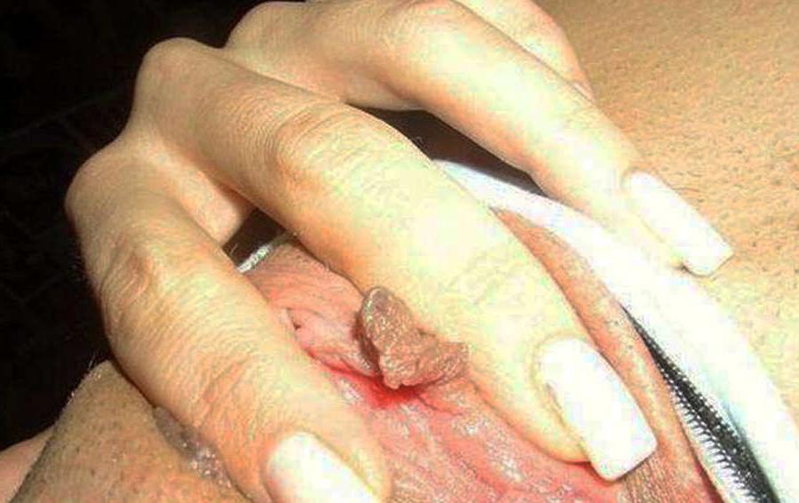 16P Pictures of a horny and wild babe fingering her pussy