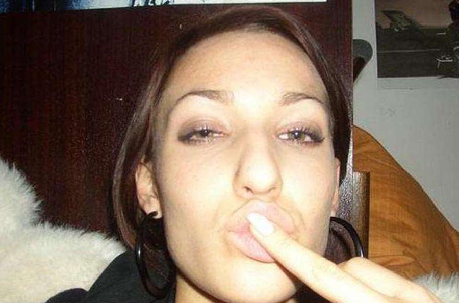 16P Pictures of a horny and wild babe fingering her pussy