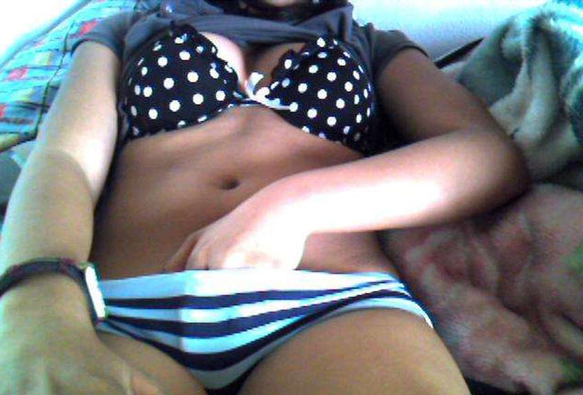16P Pictures of horny babes fingering their pussies