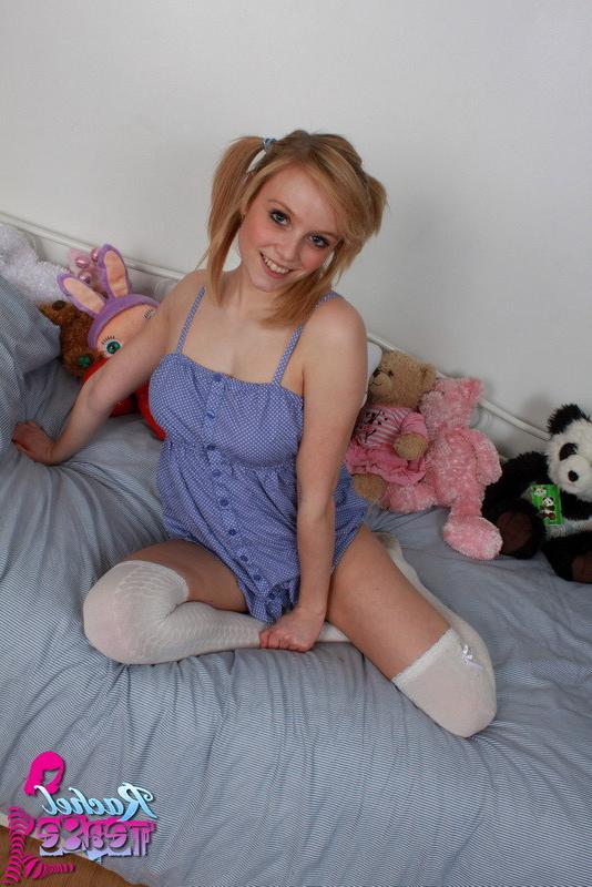 16P Rachel squeezes her bubble butt into her sexy 