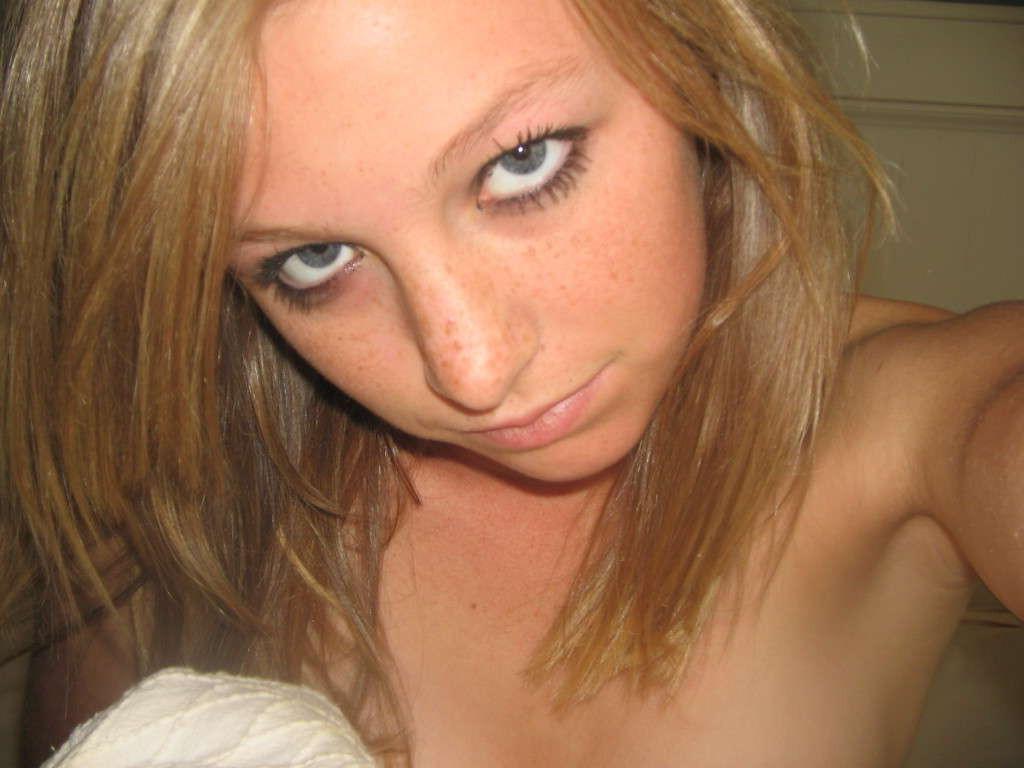 16P Hot pictures of a naked blonde fingering her pussy