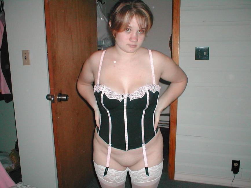 16P Lovely chubby girls showing their sexy bodies on home pictures