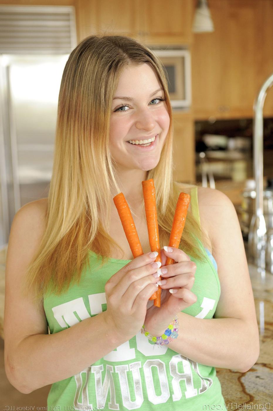 15P Danielle using carrots on her coochie