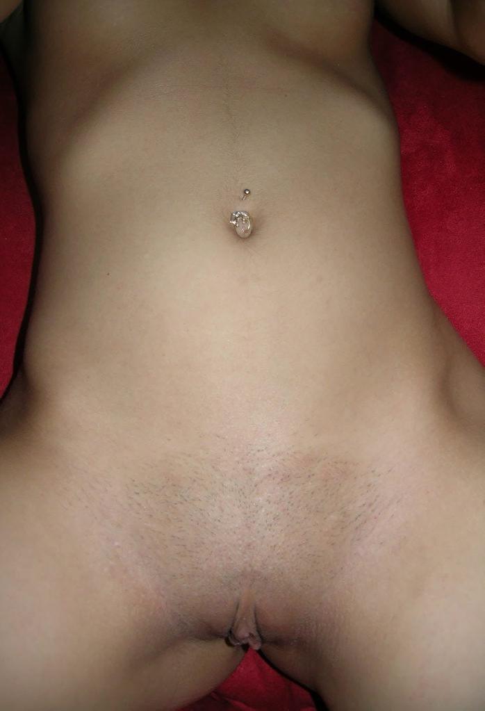 16P Pictures of a horny babe fingering her pussy