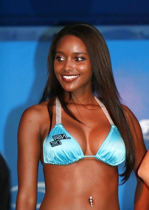 5P Hot black girl in bikini