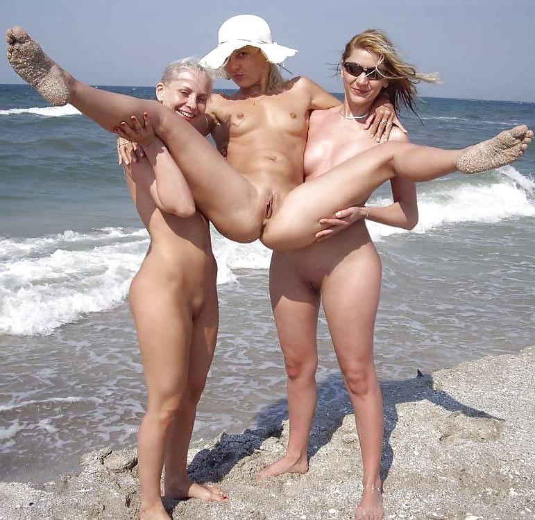 25P Group of naked women in photos