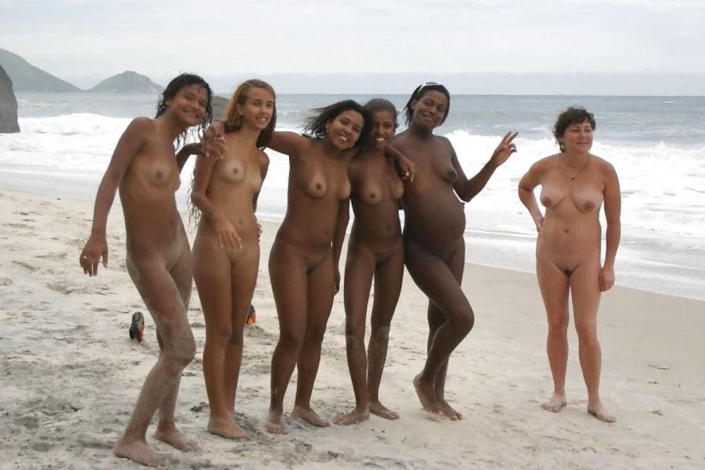 25P Group of naked women in photos
