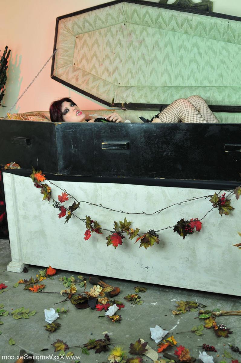 12P Busty anal vampire Vicki Vixen masturbating her ass with the cross