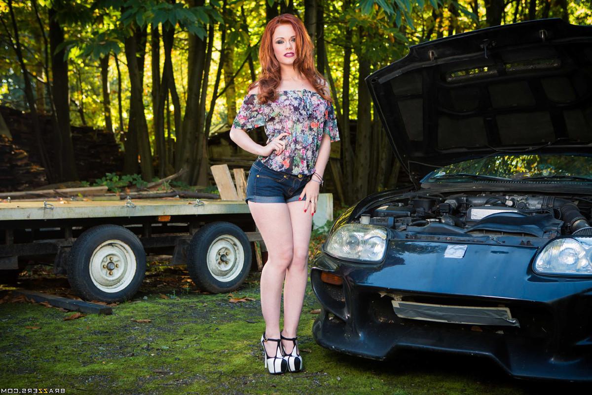 15P Ella Hughes gets her butt poked by the car mechani