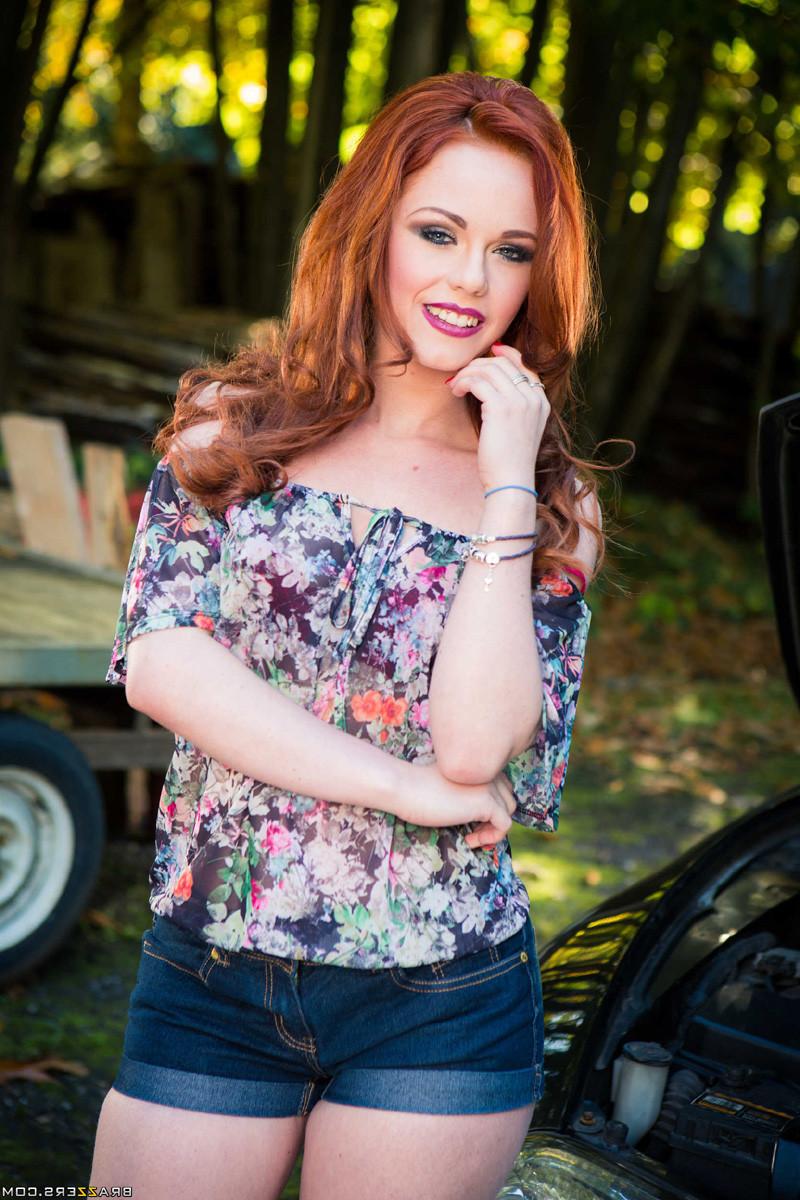 15P Ella Hughes gets her butt poked by the car mechani
