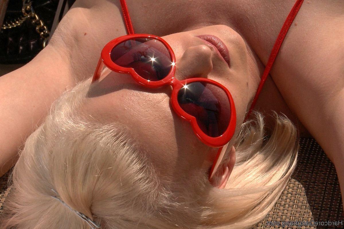 24P Gangbang-Schlampe umrahmt ihren Schwarm mit einem Kondom voller Sperma!