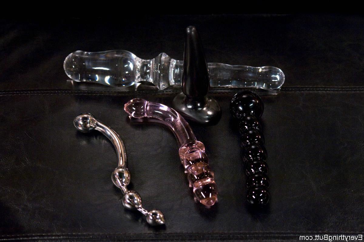 24P Babe penetrates her ass with fingers and dildos