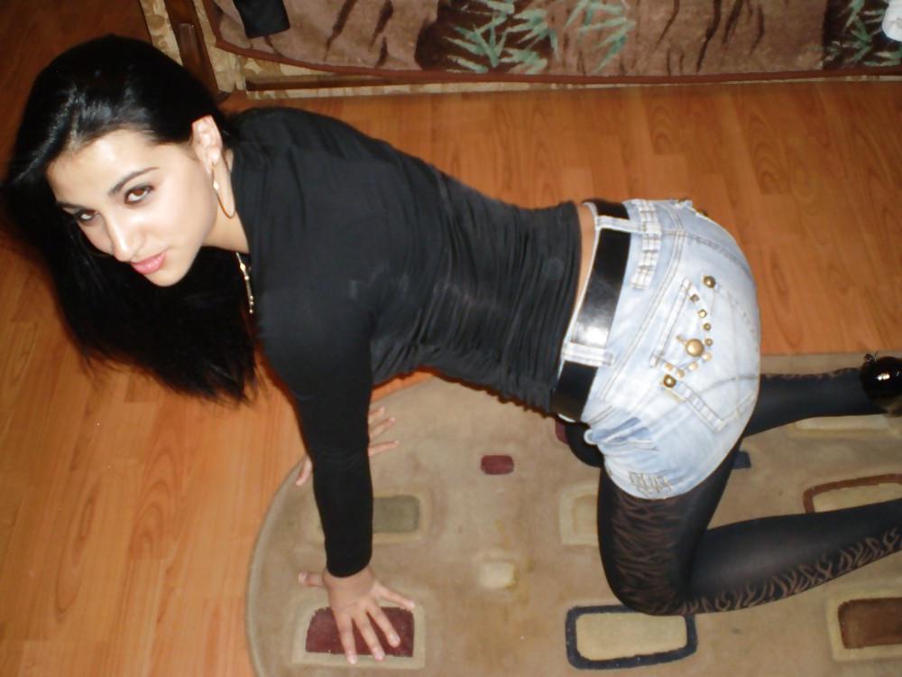 12P Brunette non nude