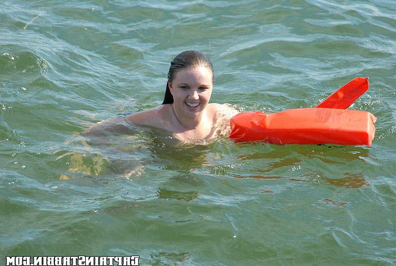 12P 12 pics and 1 movie of Linzy from Captain Stabbin