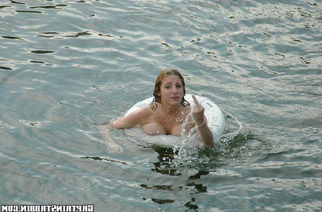 12P 12 pics and 1 movie of Vanesa from Captain Stabbin