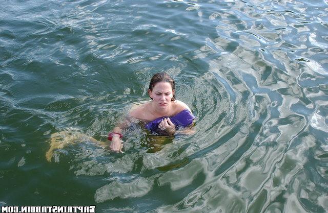 12P 12 pics and 1 movie of Veronica from Captain Stabbin