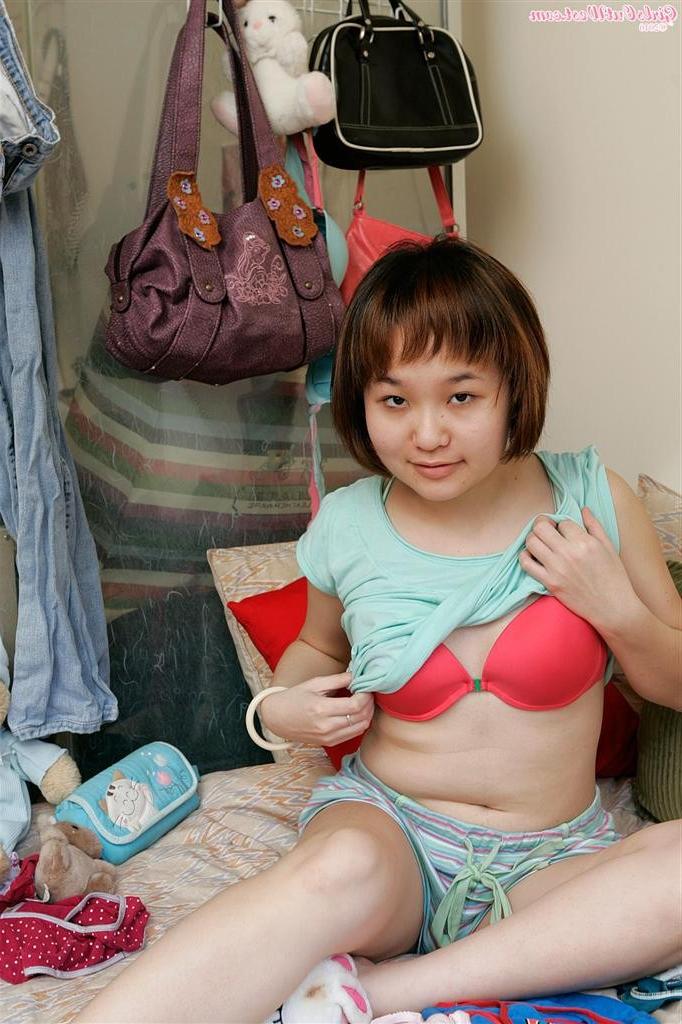 16P Behaarte Muschi, asiatische Amateurin aus Australien, die sich auszieht und spielt